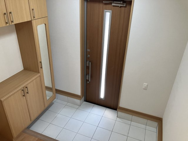 大阪府和泉市みずき台2丁目18-7の玄関|明るい玄関です