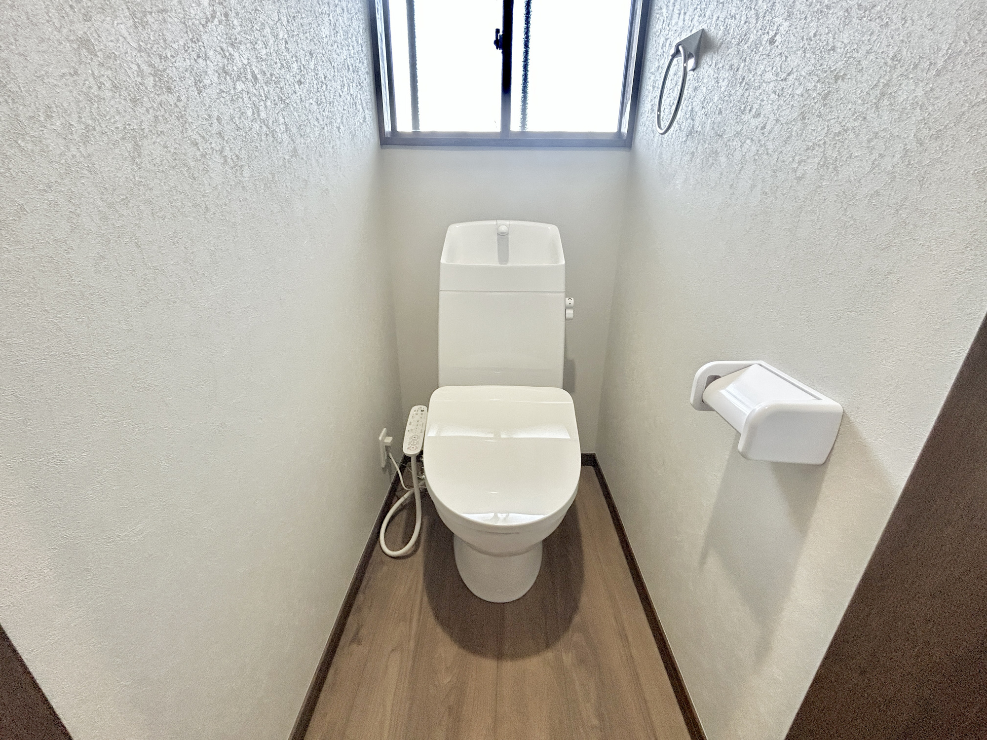 前橋市下細井町　中古住宅のトイレ|節水型でエコなトイレには、今では当たり前の洗浄付き。便座を温める機能もついていて、居心地良くてトイレから出られなくなるかも！換気用に換気扇はもちろん、窓も着いているので常に快適ですね♪