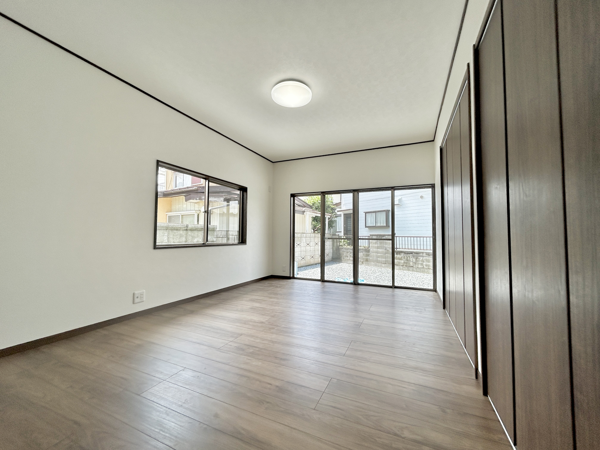 前橋市下細井町　中古住宅の洋室|部屋の隅々に明るい光が満ちるお部屋。明るい日差しがあれば、気分もいつもごきげんで温かい空間が生まれます♪