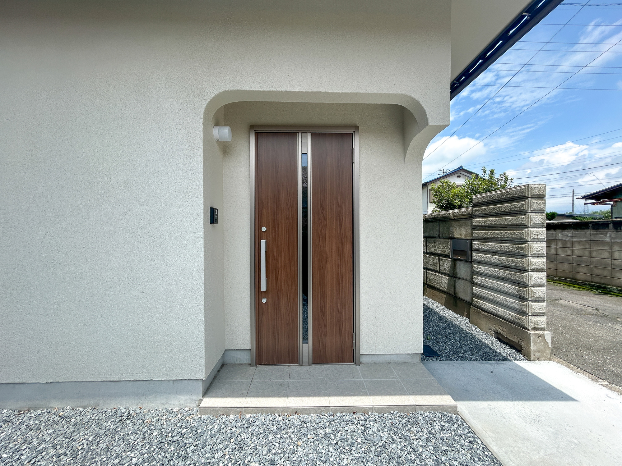 前橋市下細井町　中古住宅の玄関|明るく優しいイメージの玄関アプローチ。玄関上は屋根があるので雨の心配いらず♪