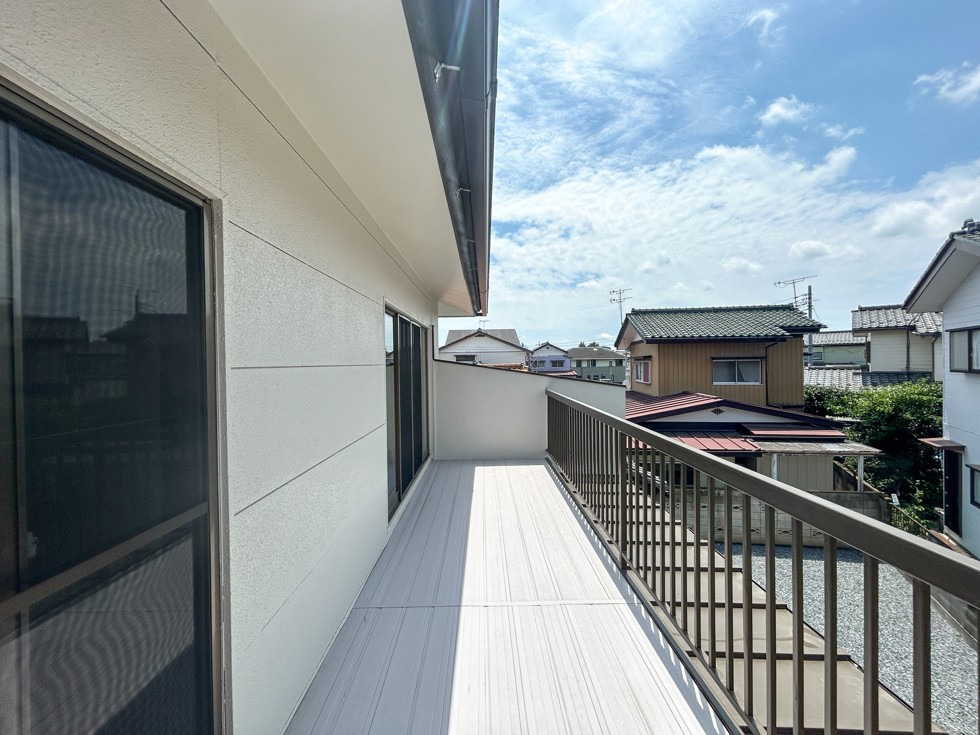前橋市下細井町　中古住宅のバルコニー|開放的なバルコニーは見晴らしもよく、太陽の温かな温もりをめいっぱい受け止めてくれます。太陽の光と爽やかな風を受けたお洗濯物はあっという間に乾き、取りこむ時には太陽の匂いを感じられそうですね。