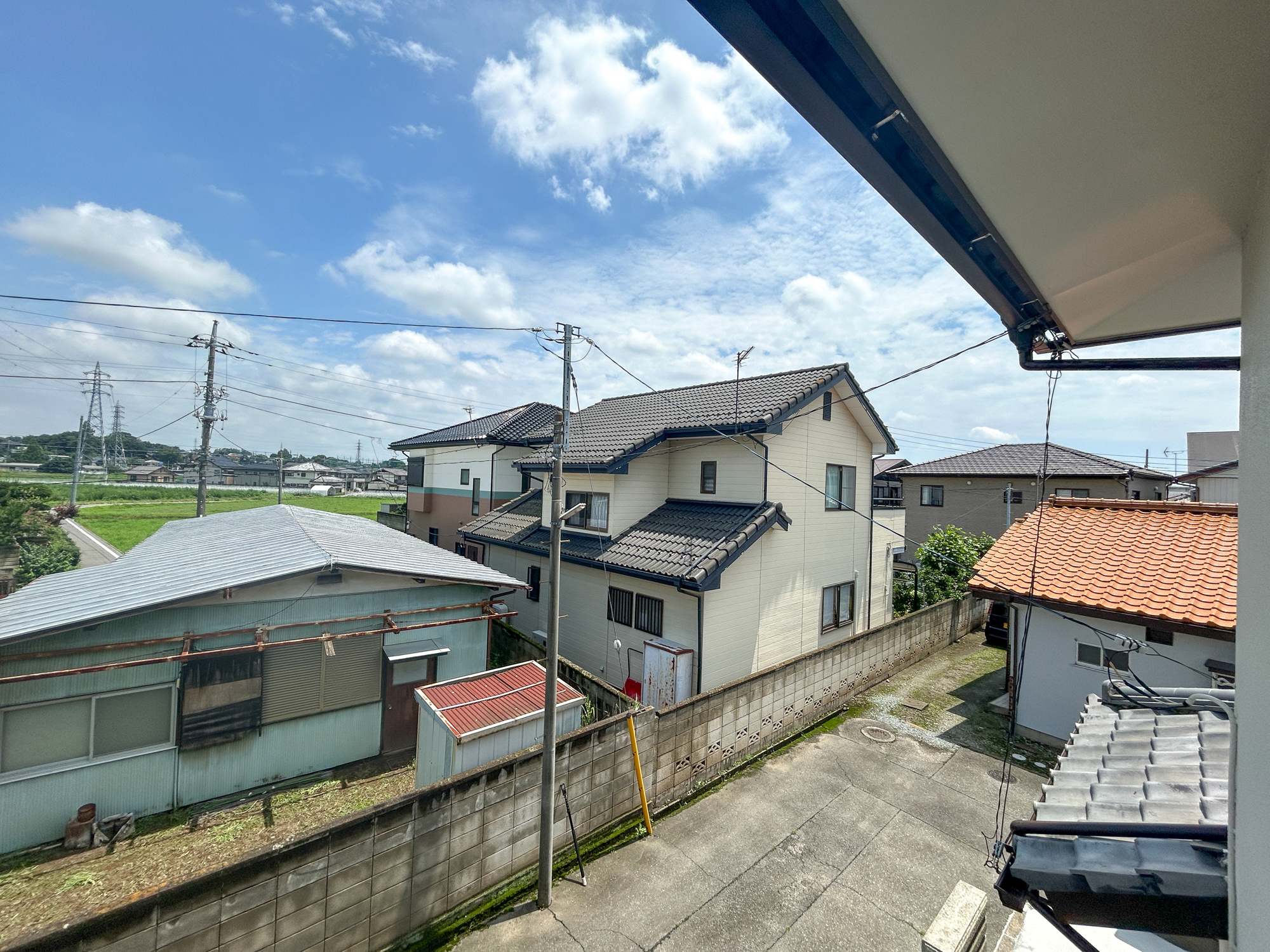 前橋市下細井町　中古住宅の展望|閑静な住宅地で子育て家族にピッタリ。毎日のお散歩も快適な緑に恵まれたエリアで、自然に包まれた穏やかな暮らしを実現するための、ゆとりある住環境が整っています。緑の潤いを感じながらホッと生活できそう。