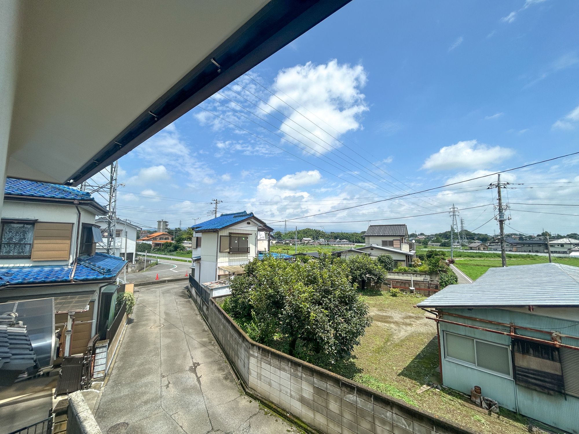 前橋市下細井町　中古住宅の展望|低層の一戸建てを中心とした街並みが整然と続き、周辺は高い建物が建っていないので、採光や開放性に恵まれ、空が広く緑の多い閑静な趣を感じる環境です。