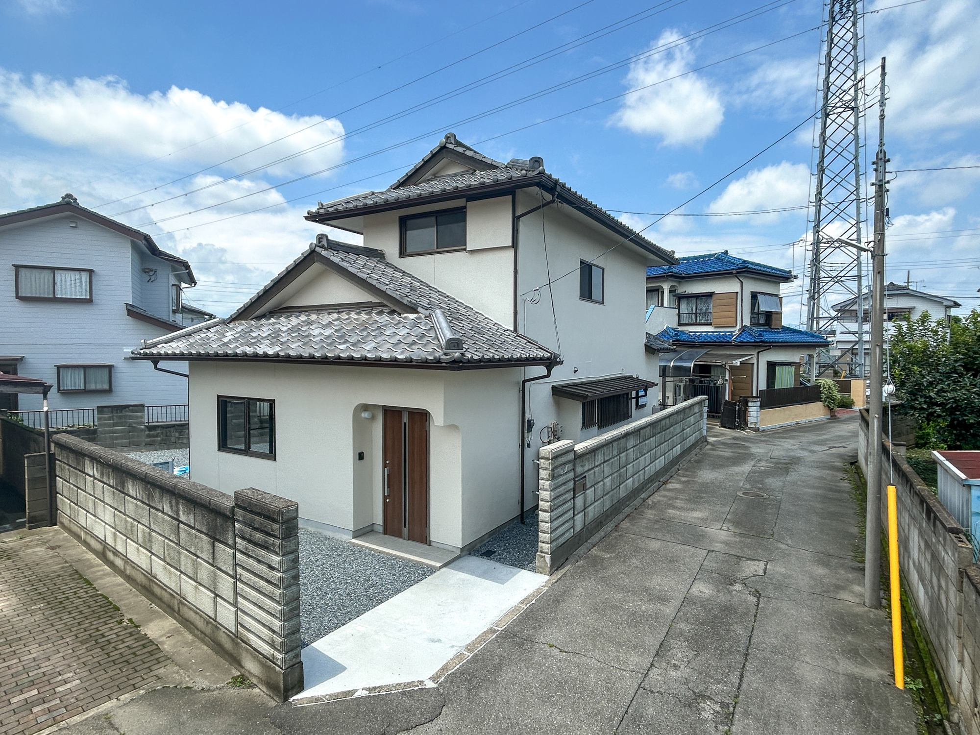 前橋市下細井町　中古住宅の前面道路含む現地写真|閑静な住宅地で子育て家族にピッタリ。毎日のお散歩も快適な緑に恵まれたエリアで、自然に包まれた穏やかな暮らしを実現するための、ゆとりある住環境が整っています。