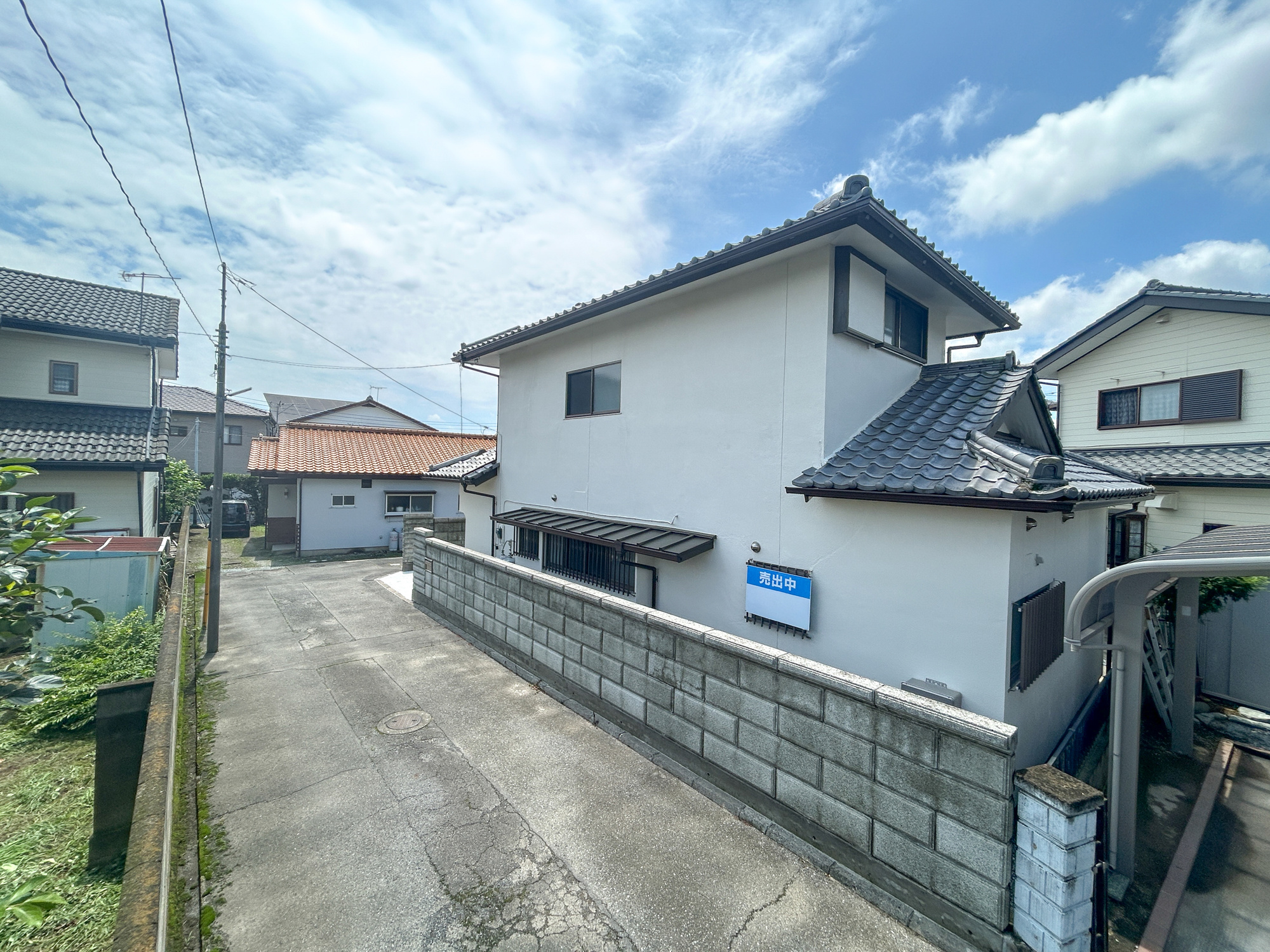 前橋市下細井町　中古住宅の前面道路含む現地写真|低層の一戸建てを中心とした街並みが整然と続き、周辺は高い建物が建っていないので、採光や開放性に恵まれ、空が広く緑の多い閑静な趣を感じる環境です。