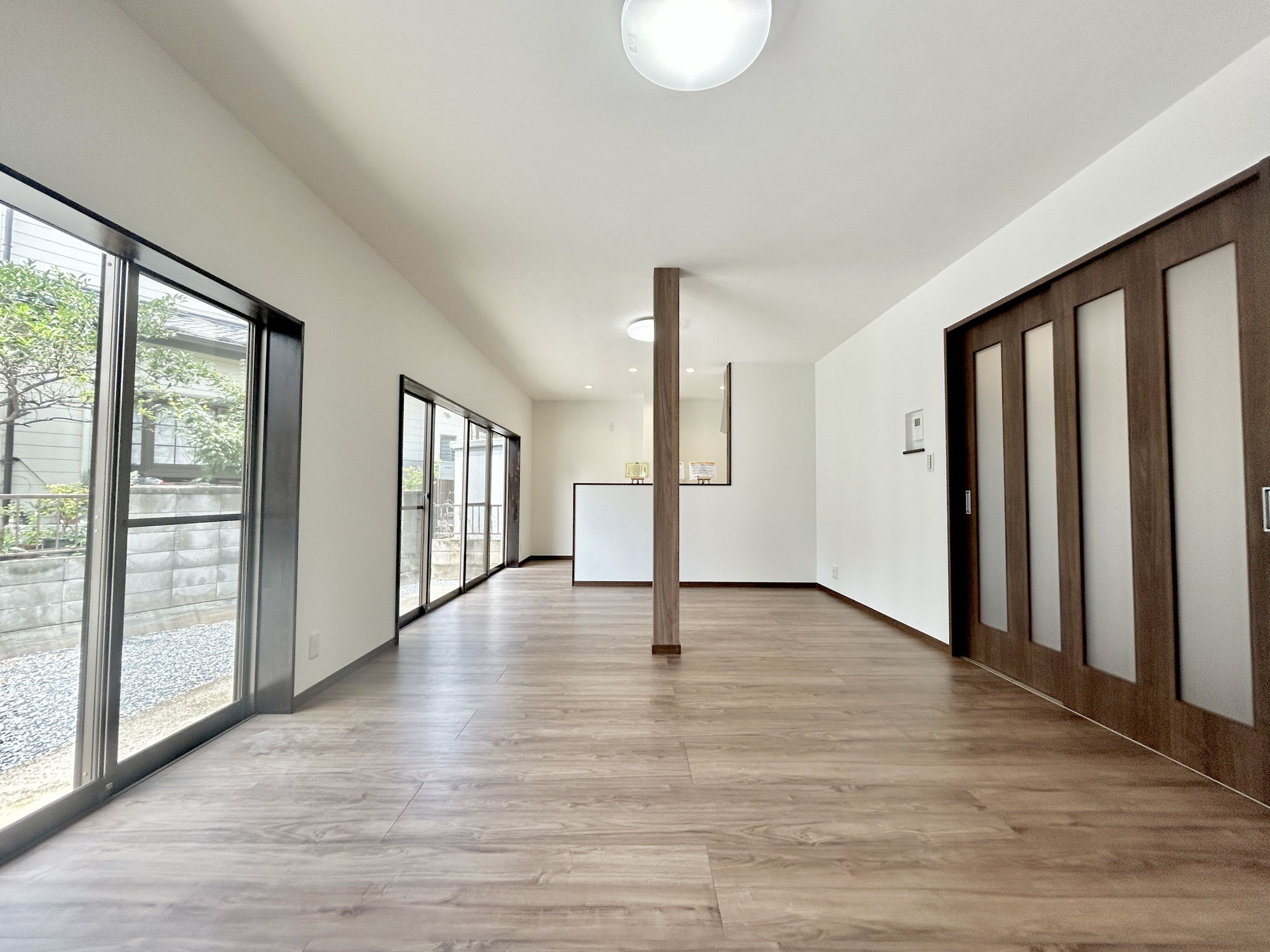 前橋市下細井町　中古住宅の居間・リビング|室内にいても、たっぷりの陽光と爽やかな風を感じて頂ける、開放感あふれるリビングです。
ご家族と穏やかに過ごす、心地の良い時間が流れます。