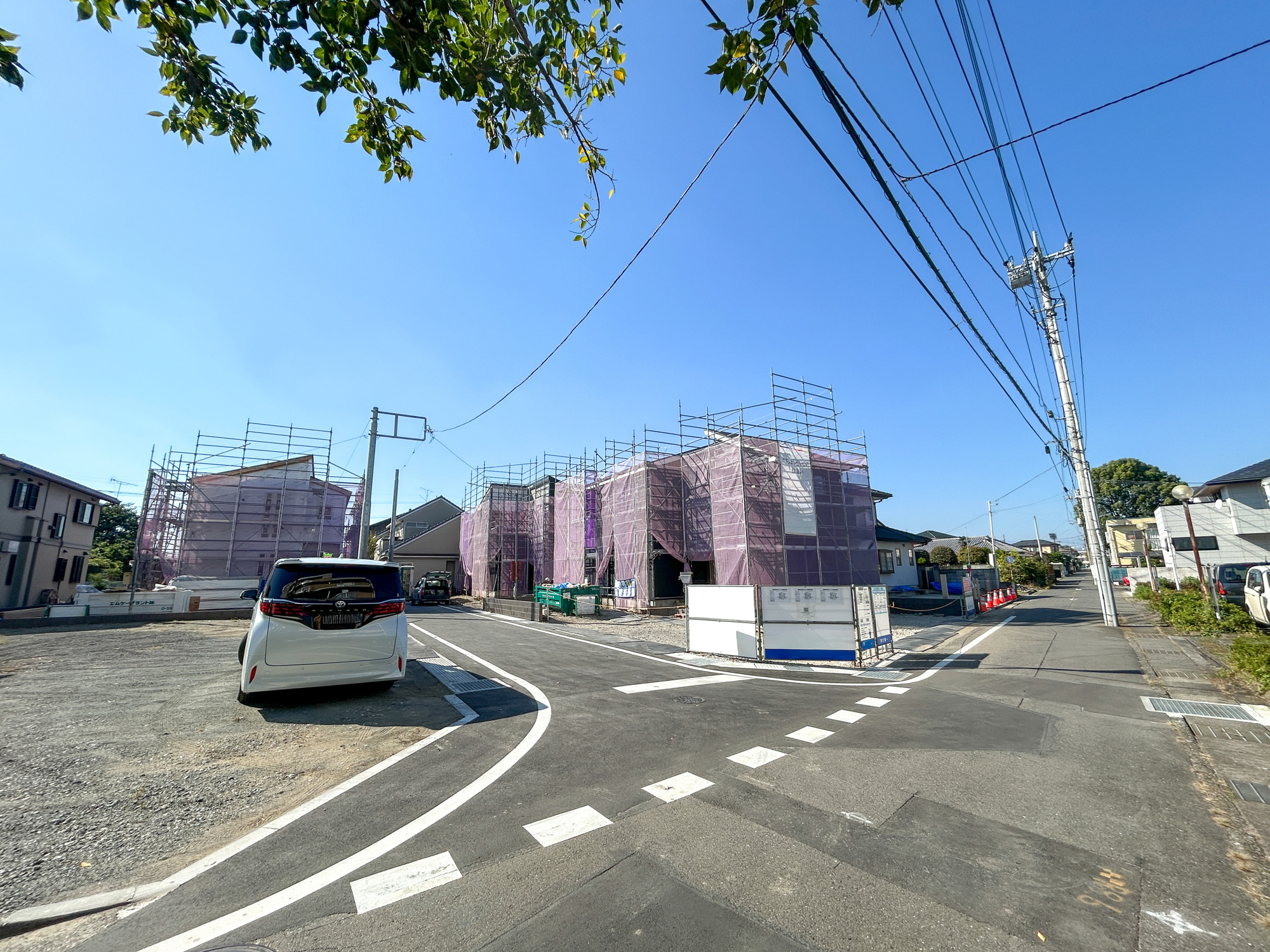 前橋市岩神町3丁目第6　新築住宅全4棟の前面道路含む現地写真|閑静な住宅地で子育て家族にピッタリ。毎日のお散歩も快適な緑に恵まれたエリアで、自然に包まれた穏やかな暮らしを実現するための、ゆとりある住環境が整っています。

