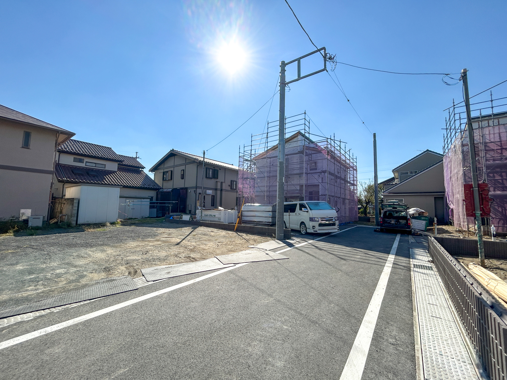 前橋市岩神町3丁目第6　新築住宅全4棟の前面道路含む現地写真|低層の一戸建てを中心とした街並みが整然と続き、周辺は高い建物が建っていないので、採光や開放性に恵まれ、空が広く緑の多い閑静な趣を感じる環境です。

