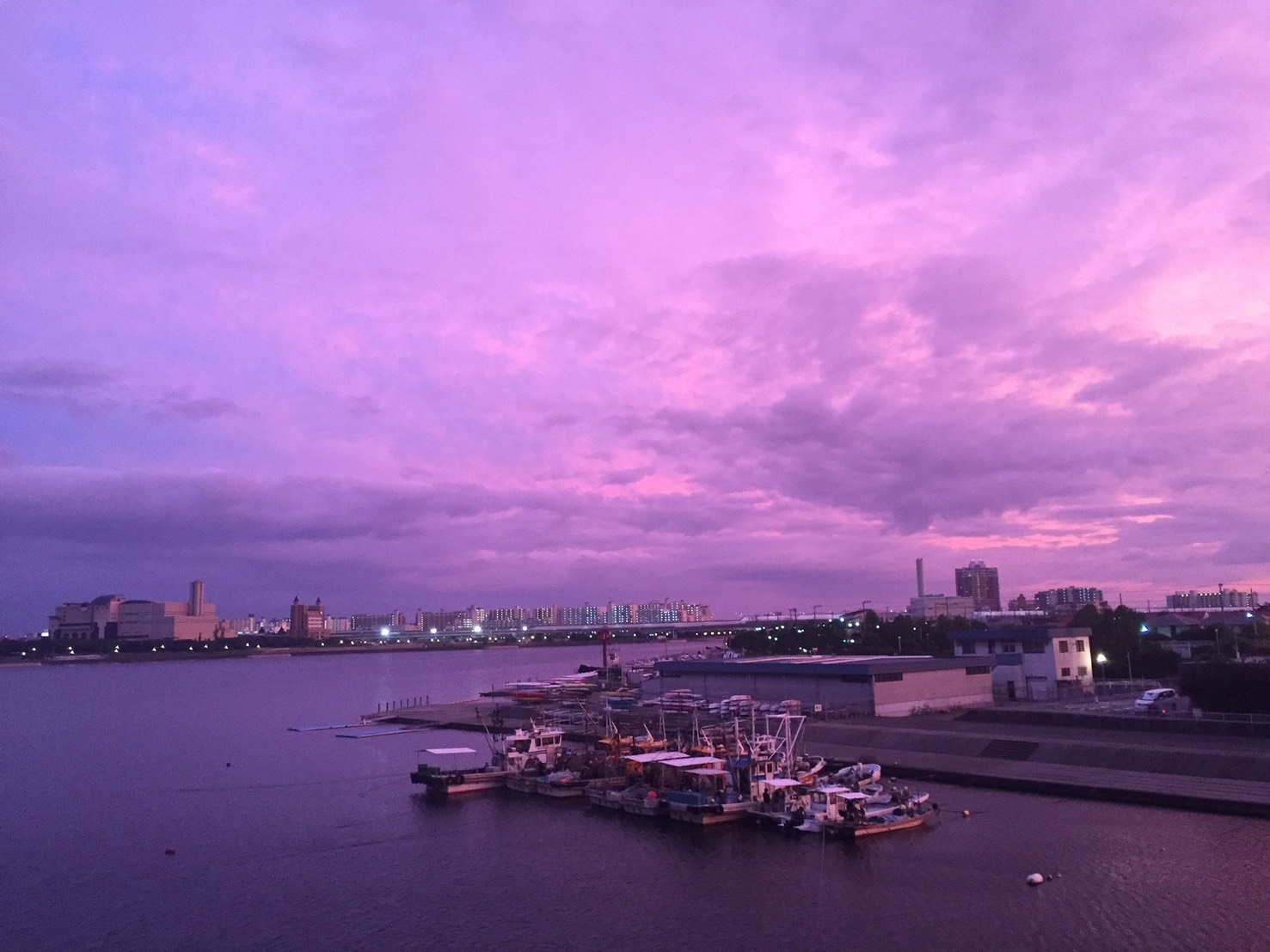 芦屋ハイタウンの展望|日没直後や日の出直前のわずかな時間にのみ見られる景色です。