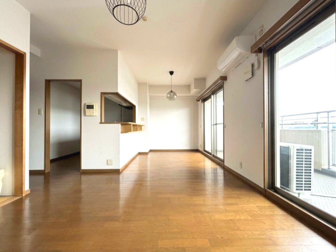 芦屋ハイタウンの居間・リビング|売主様居住中のためCG加工にて室内の家具・家電等を消去しています。現況を優先とします。