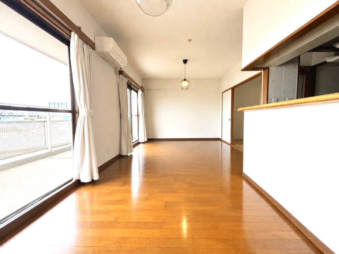 芦屋ハイタウンの居間・リビング|売主様居住中のためCG加工にて室内の家具・家電等を消去しています。現況を優先とします。