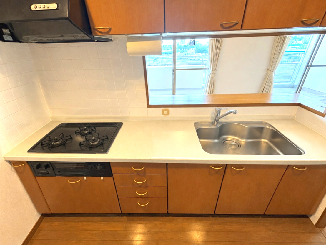 芦屋ハイタウンのキッチン|売主様居住中のためCG加工にて室内の家具・家電等を消去しています。現況を優先とします。