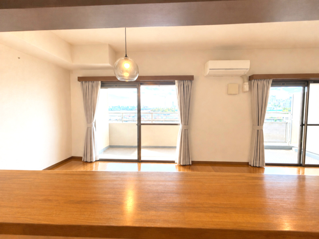 芦屋ハイタウンのキッチン|キッチンから海を眺めることができます。（売主様居住中のためCG加工にて室内の家具・家電等を消去しています。現況を優先とします。）