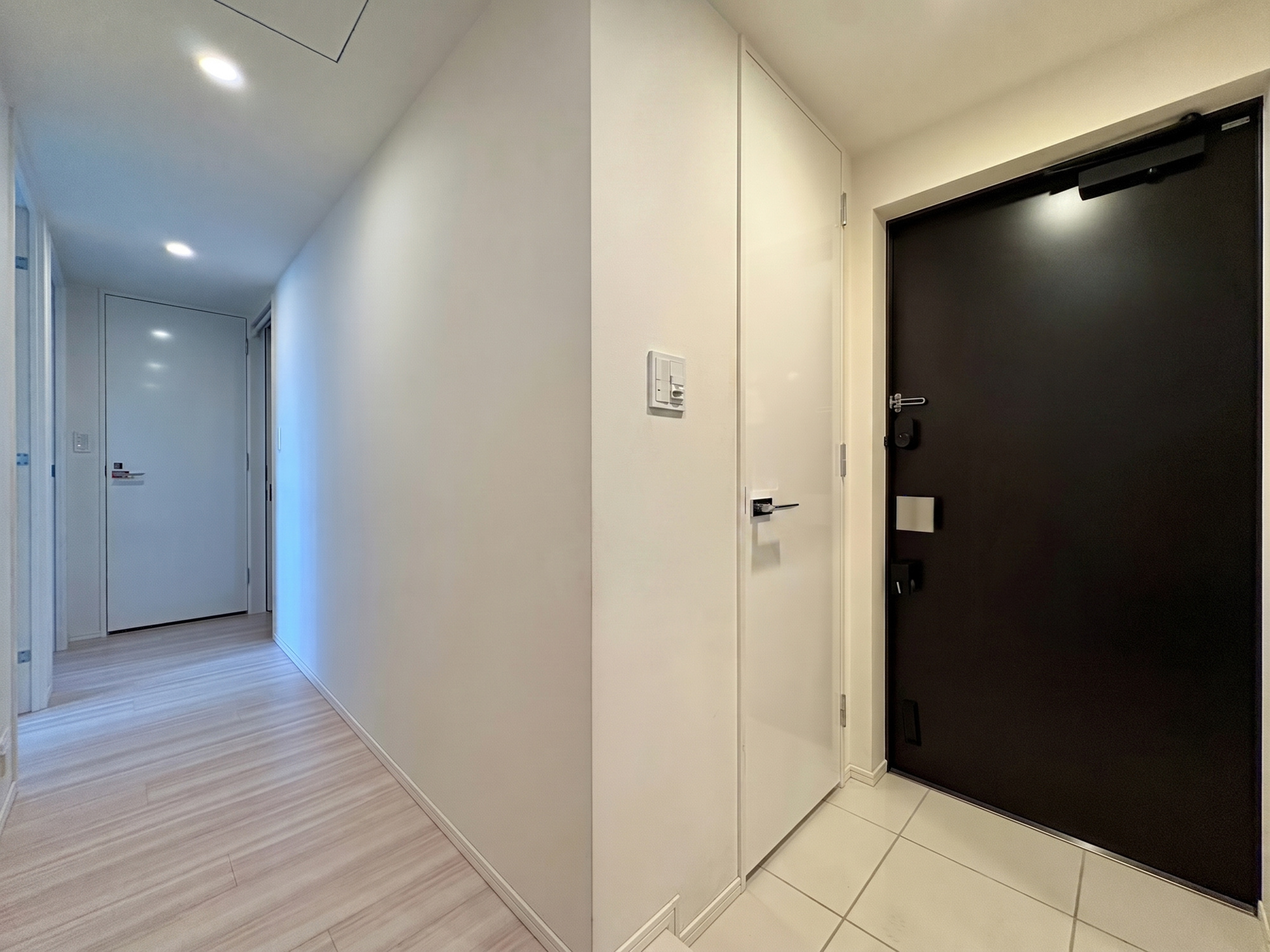 シティタワーズ東京ベイ WEST TOWERの玄関|玄関からのアプローチ※CG加工を施しております。
実際の色調や仕様は異なります。家具家電等は販売に含まれておりません。