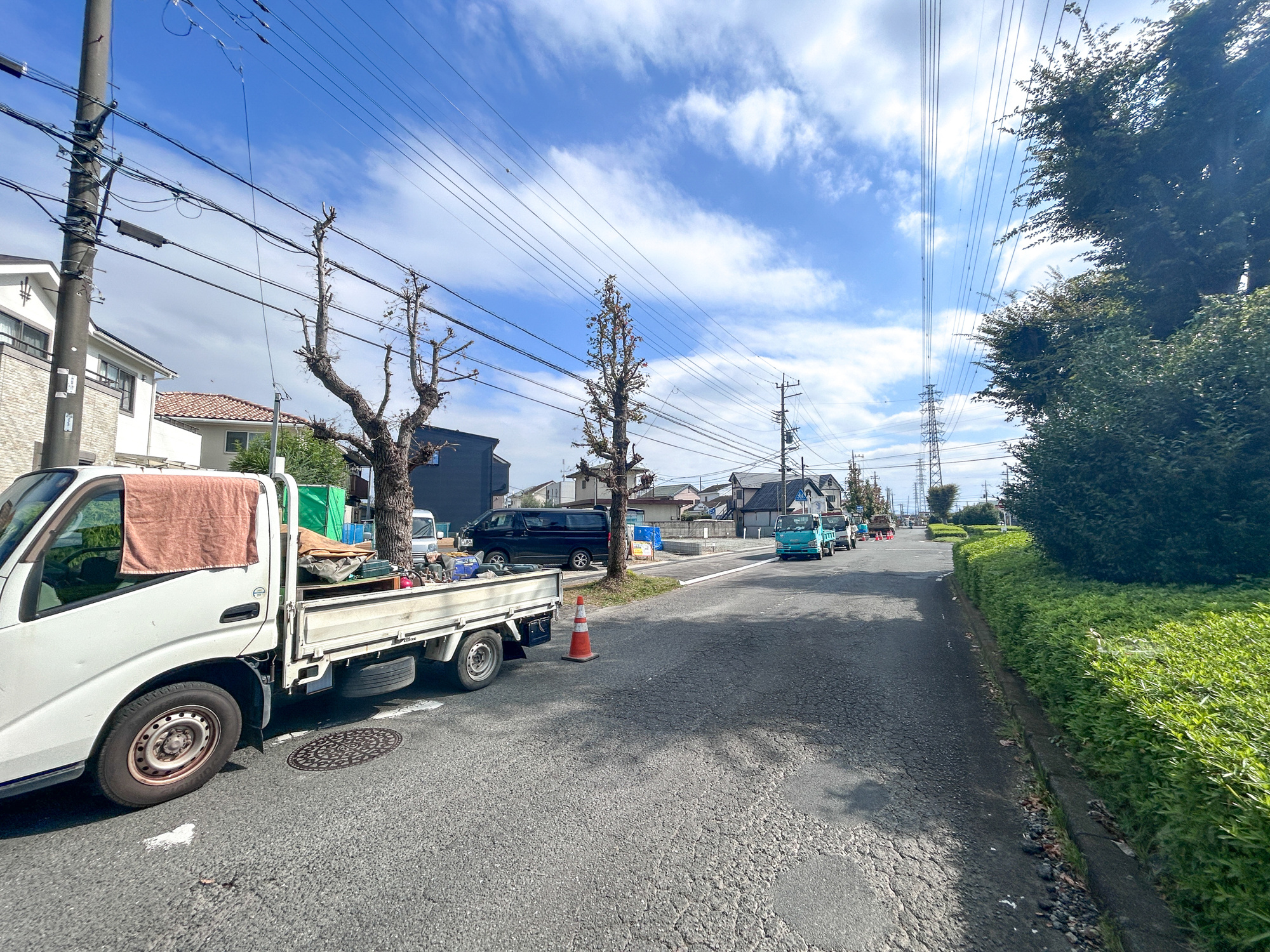 高崎市中居町4丁目　新築住宅全2棟の前面道路含む現地写真|閑静な住宅地で子育て家族にピッタリ。毎日のお散歩も快適な緑に恵まれたエリアで、自然に包まれた穏やかな暮らしを実現するための、ゆとりある住環境が整っています。

