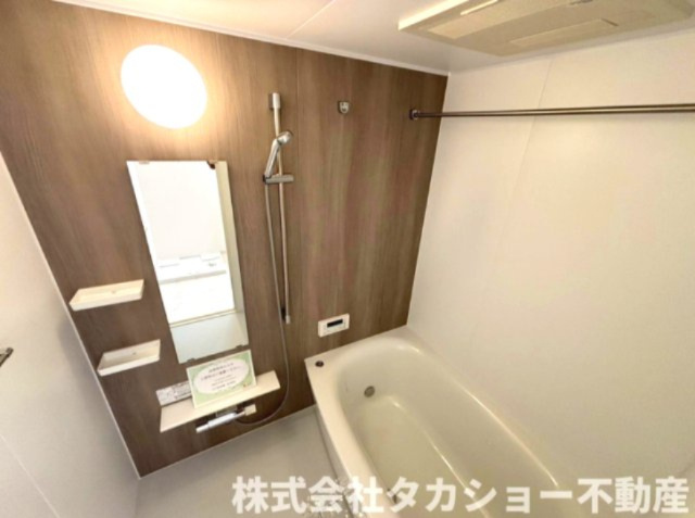プラザ学園前　第10号棟の浴室|浴室乾燥機付きで、雨の日や花粉の季節も室内干しが快適。浴室のカビ対策にも役立ち、いつでも清潔で快適なバスタイムを楽しめます。