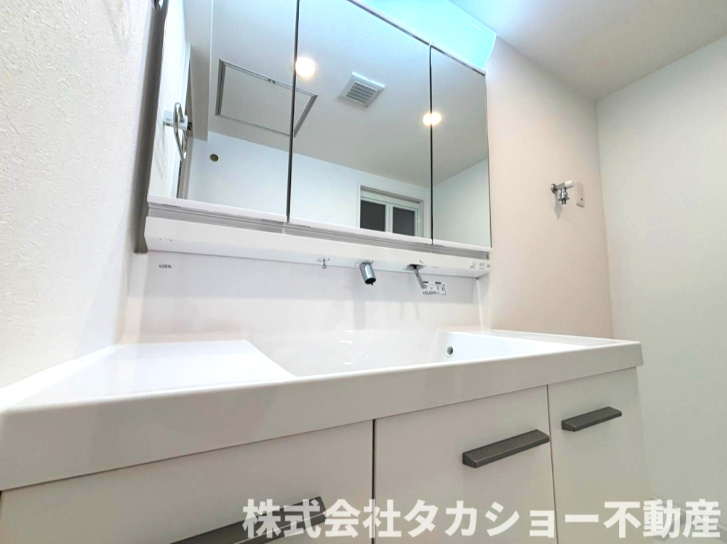 プラザ学園前　第10号棟の独立洗面台|独立洗面台、朝の身支度には欠かせません