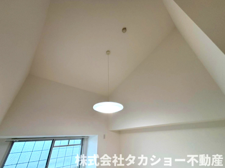 プラザ学園前　第10号棟のその他|天井の高さが生み出す開放感が魅力の洋室。空間を広く感じられ、家具を置いても圧迫感が少なく、ゆったりと快適に過ごせます。