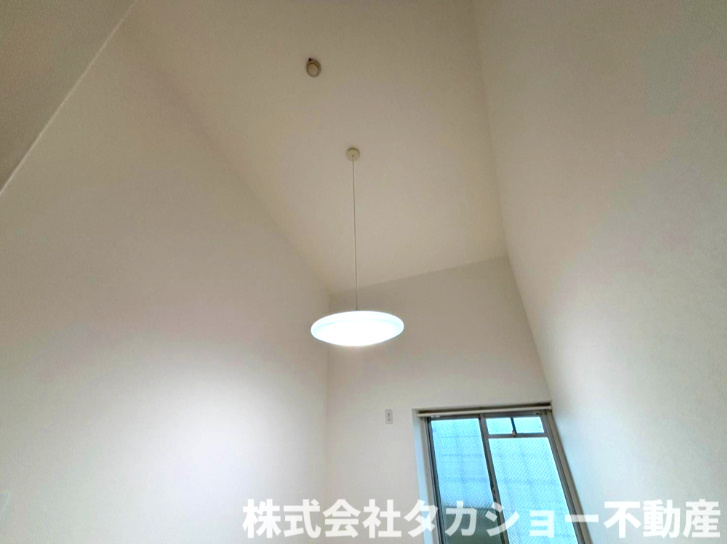 プラザ学園前　第10号棟の子供部屋|天井の高さが生み出す開放感が魅力の洋室。空間を広く感じられ、家具を置いても圧迫感が少なく、ゆったりと快適に過ごせます。