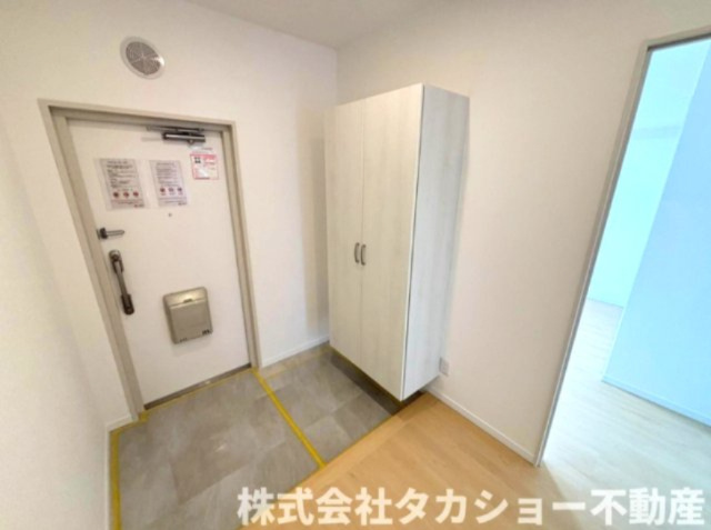 プラザ学園前　第10号棟の玄関|ゆとりのある広々とした玄関は、家族みんなが使いやすく、来客時もゆったりお出迎え。収納スペースも確保しやすく、すっきりとした印象を保てます。