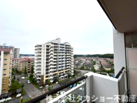 プラザ学園前　第10号棟の展望|最上階ならではの開放感と、窓から広がる美しい眺望が魅力。外からの視線も気になりにくく、明るく快適な暮らしを楽しめます。