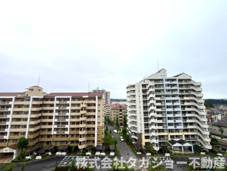 プラザ学園前　第10号棟の外観|最上階ならではの開放感と、窓から広がる美しい眺望が魅力。外からの視線も気になりにくく、明るく快適な暮らしを楽しめます。