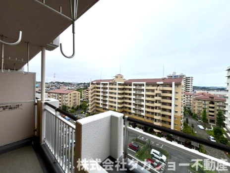 プラザ学園前　第10号棟の展望|最上階ならではの開放感と、窓から広がる美しい眺望が魅力。外からの視線も気になりにくく、明るく快適な暮らしを楽しめます。