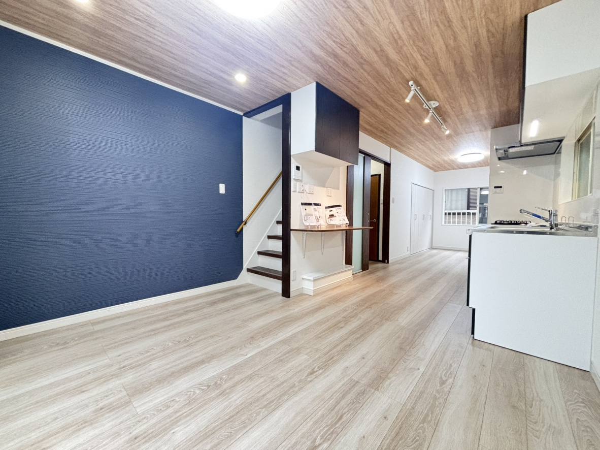 東灘区田中町4丁目 戸建ての居間・リビング|・広々としたリビングで、明るい日が差し込みます。家族団らんの時間をゆったり過ごせます。