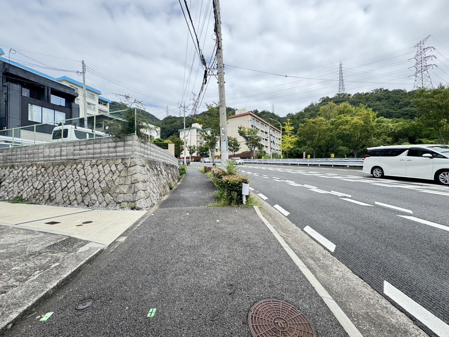 鶴甲２丁目戸建の前面道路含む現地写真|太陽光発電つきの築浅戸建・４LDKでファミリーにオススメです。車３台駐車可能。敷地135.44㎡（約40.9坪）・建物109.56㎡・令和４年４月築。