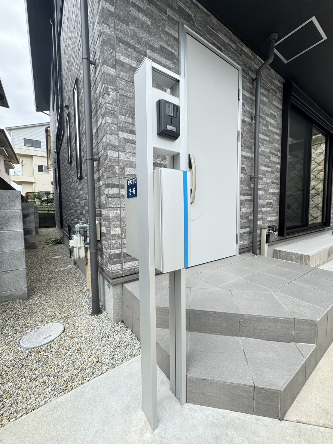 鶴甲２丁目戸建の設備|ＴＶモニター付インターホンは録画機能つきで防犯に安心。お客様の姿が見えて応対ができます。