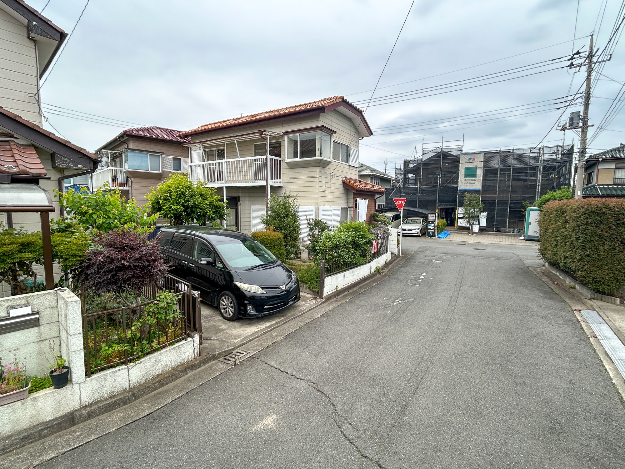 前橋市東善町2期　中古住宅の前面道路含む現地写真|閑静な住宅地で子育て家族にピッタリ。毎日のお散歩も快適な緑に恵まれたエリアで、自然に包まれた穏やかな暮らしを実現するための、ゆとりある住環境が整っています。