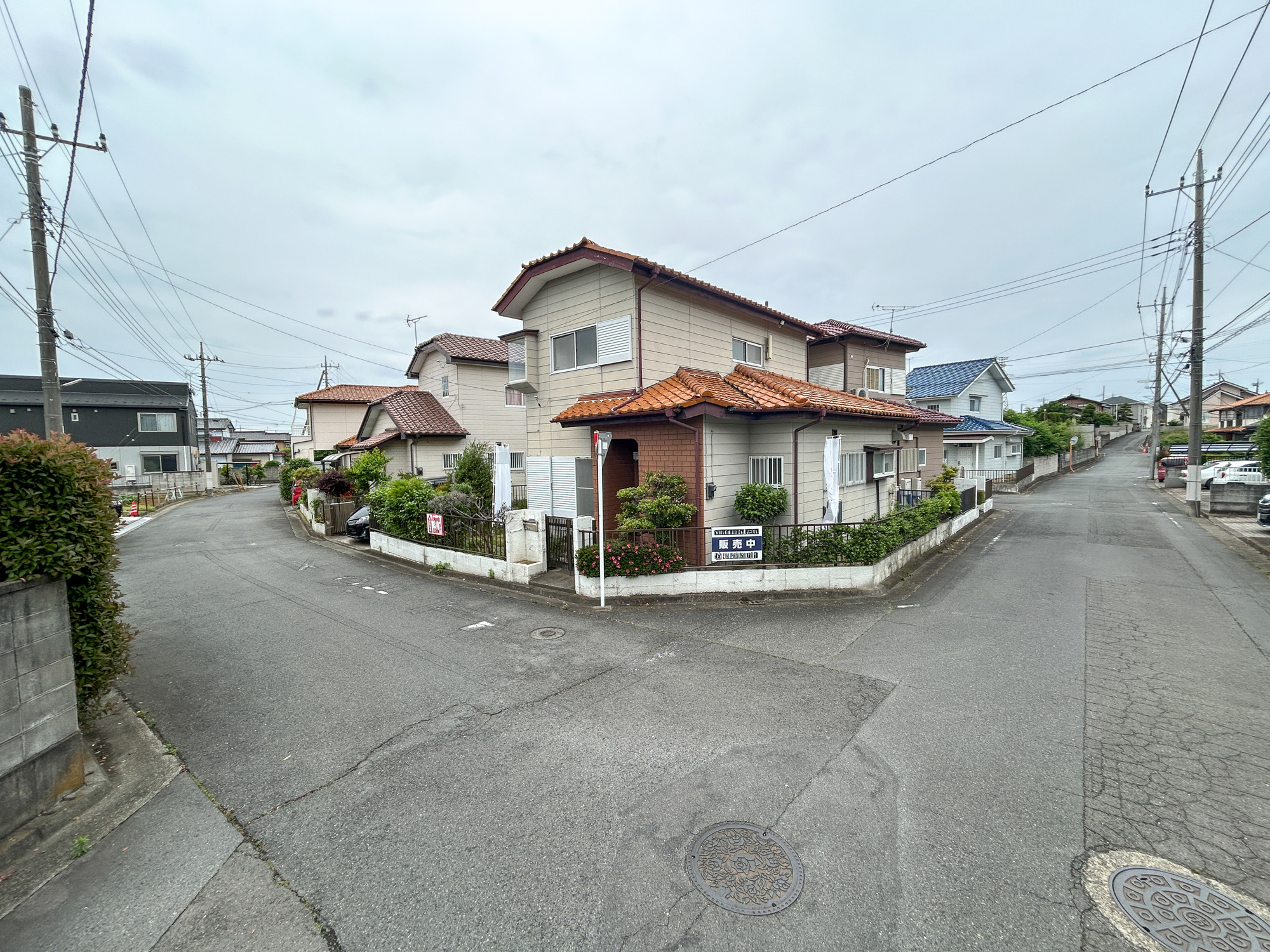 前橋市東善町2期　中古住宅の前面道路含む現地写真|低層の一戸建てを中心とした街並みが整然と続き、周辺は高い建物が建っていないので、採光や開放性に恵まれ、空が広く緑の多い閑静な趣を感じる環境です。