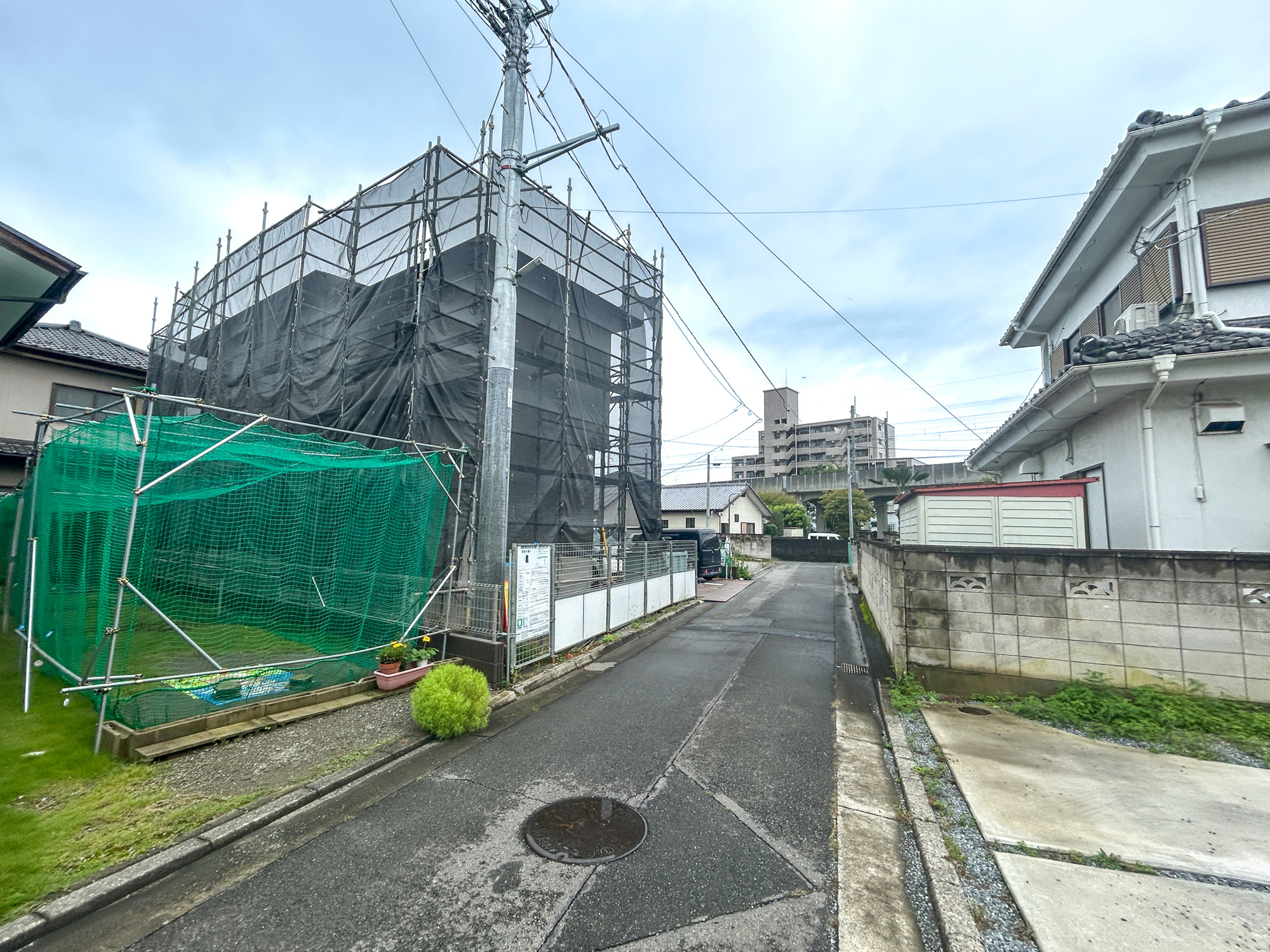 前橋市朝日町第1期　新築住宅全1棟の前面道路含む現地写真|閑静な住宅地で子育て家族にピッタリ。毎日のお散歩も快適な緑に恵まれたエリアで、自然に包まれた穏やかな暮らしを実現するための、ゆとりある住環境が整っています。

