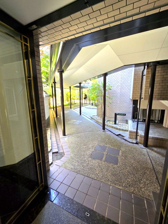 パーク・ハイム宝ヶ池銀杏館の中庭|中庭へつながる通路