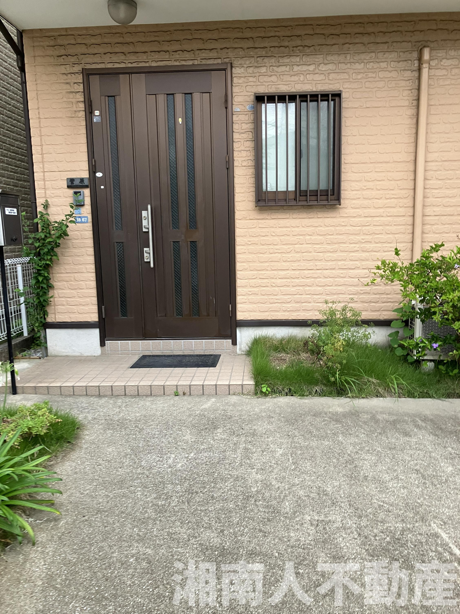 横浜市小菅ヶ谷２丁目戸建の玄関|明るい玄関です