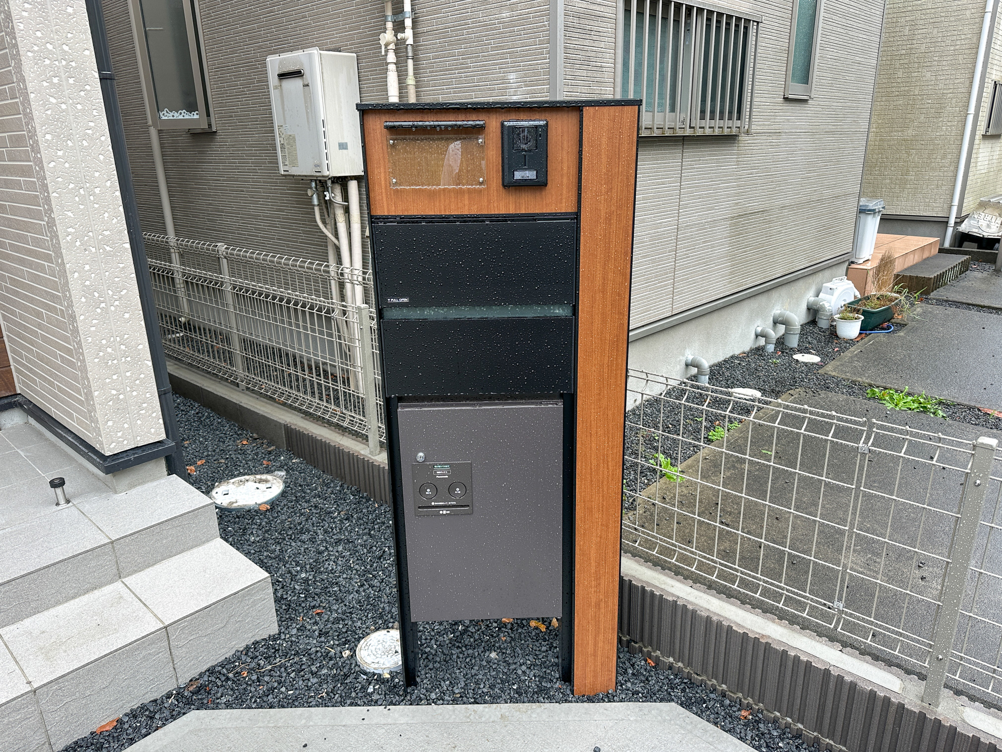 宇都宮市双葉２丁目２期　新築住宅全２棟の設備|【同社施工例】おしゃれな機能ポールにはポスト、インターフォン、表札設置可能です♪