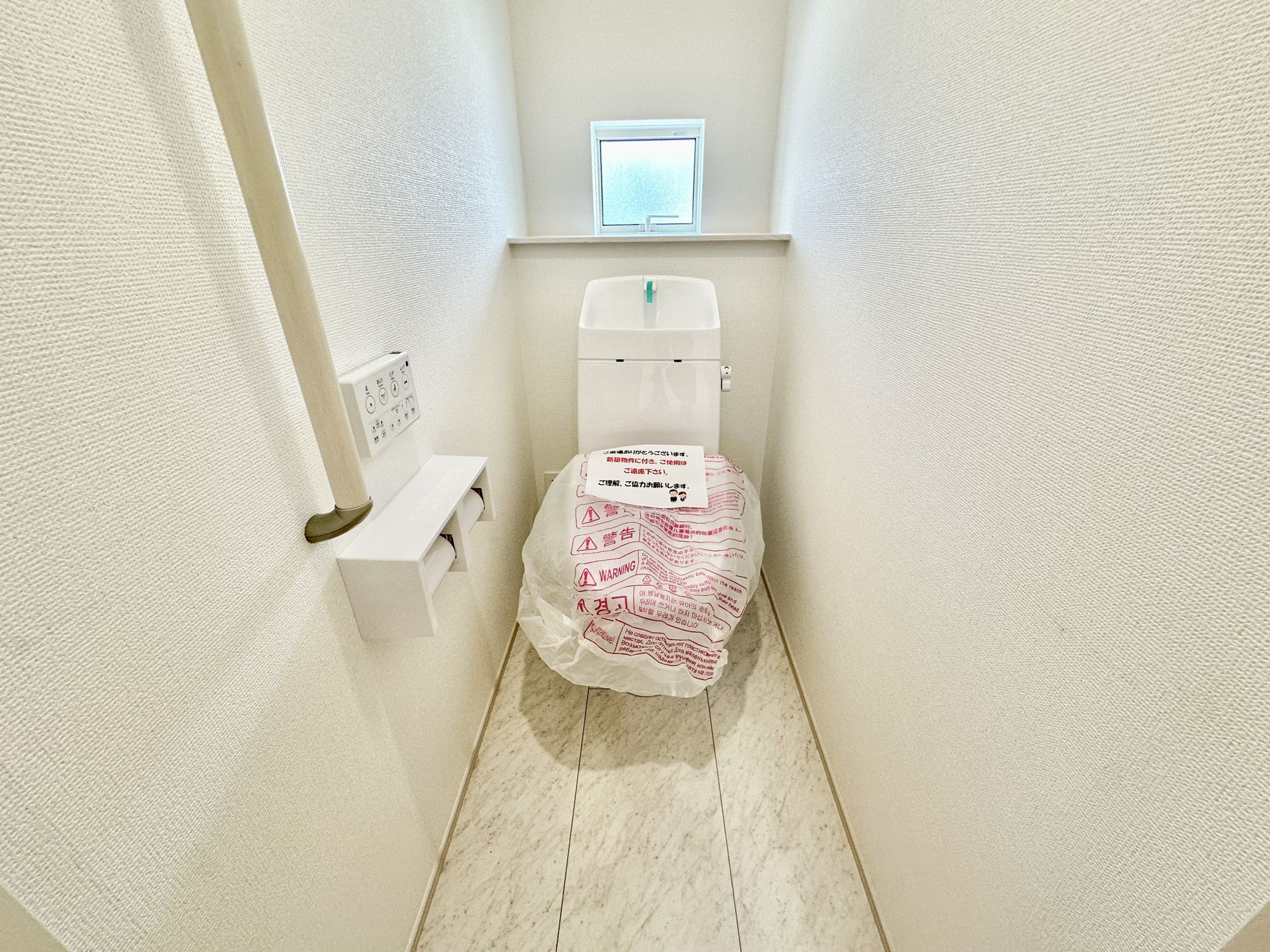 宇都宮市西原町600番　新築住宅全３棟のトイレ|【同社施工例】節水型でエコなトイレには、今では当たり前の洗浄付き。便座を温める機能もついていて、居心地良くてトイレから出られなくなるかも！換気用に換気扇はもちろん、窓も着いているので常に快適ですね♪
