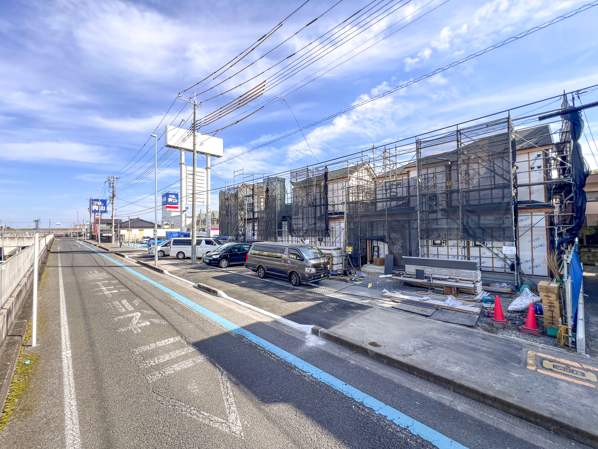宇都宮市西原町600番　新築住宅全３棟の前面道路含む現地写真|低層の一戸建てを中心とした街並みが整然と続き、周辺は高い建物が建っていないので、採光や開放性に恵まれ、空が広く緑の多い閑静な趣を感じる環境です。

