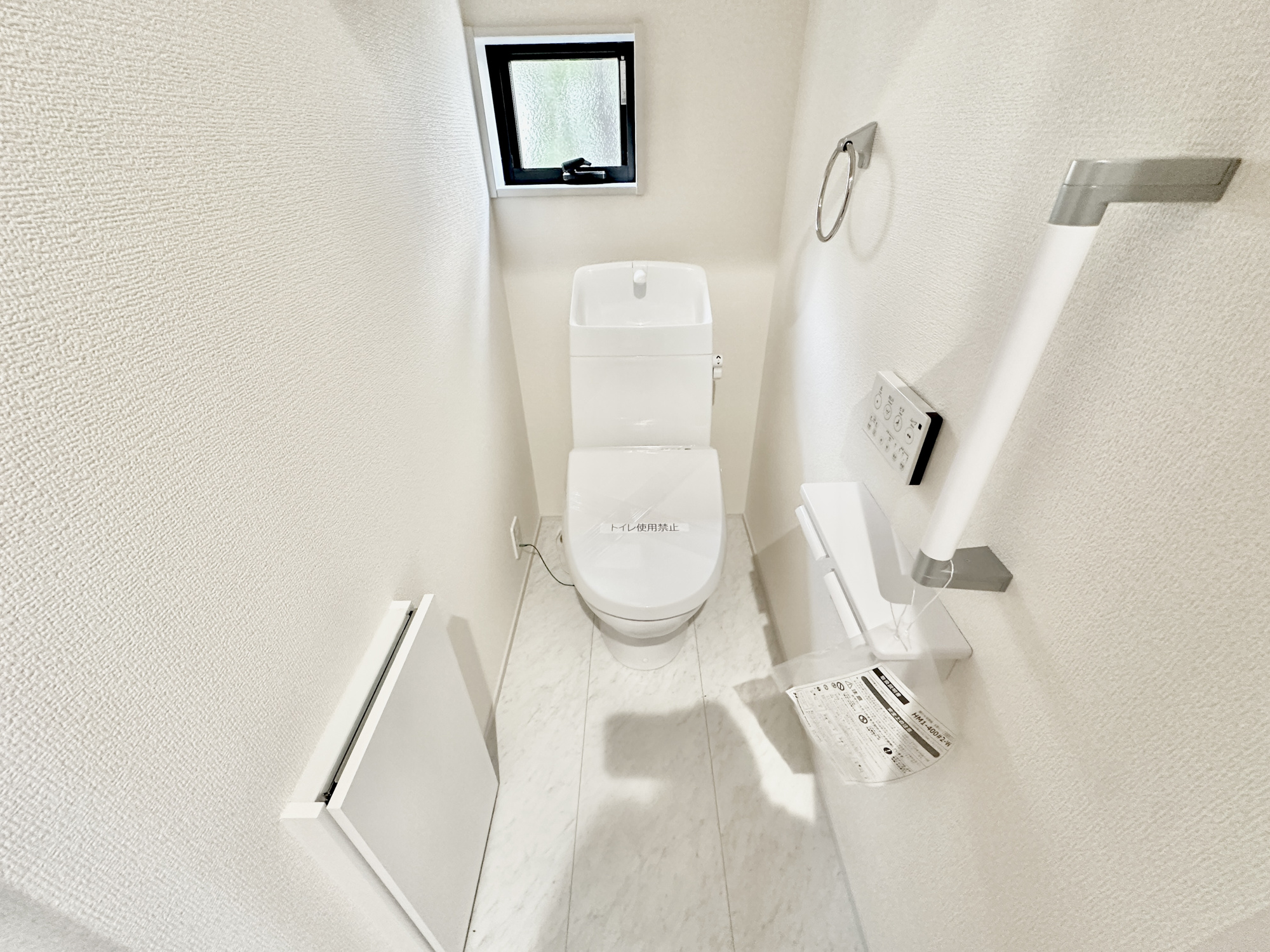 宇都宮市西川田南１丁目の新築一戸建のトイレ|節水型でエコなトイレには、今では当たり前の洗浄付き。便座を温める機能もついていて、居心地良くてトイレから出られなくなるかも！換気用に換気扇はもちろん、窓も着いているので常に快適ですね♪
