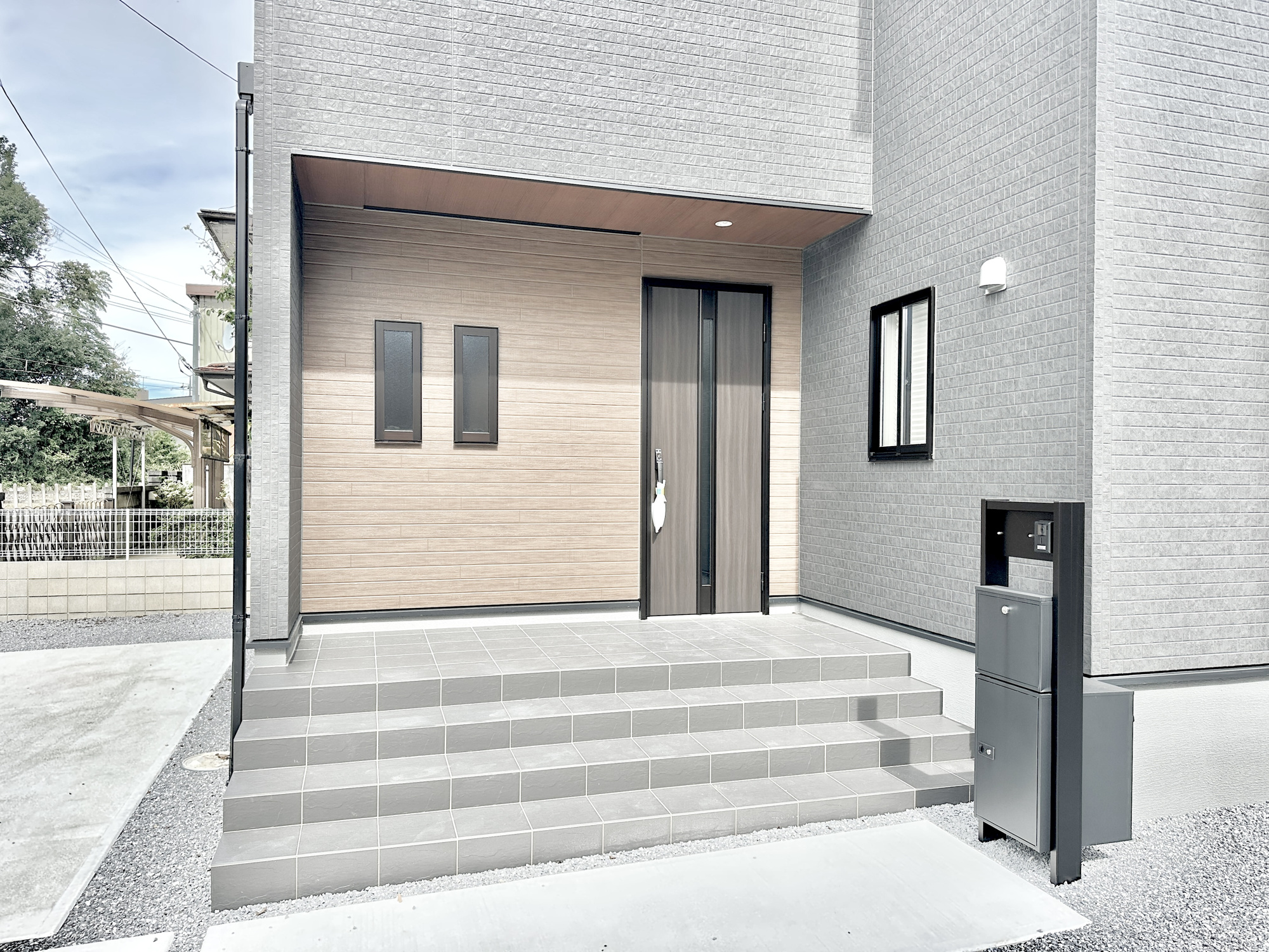 宇都宮市西川田南１丁目の新築一戸建の玄関|玄関上は屋根があるので雨の心配いらず♪