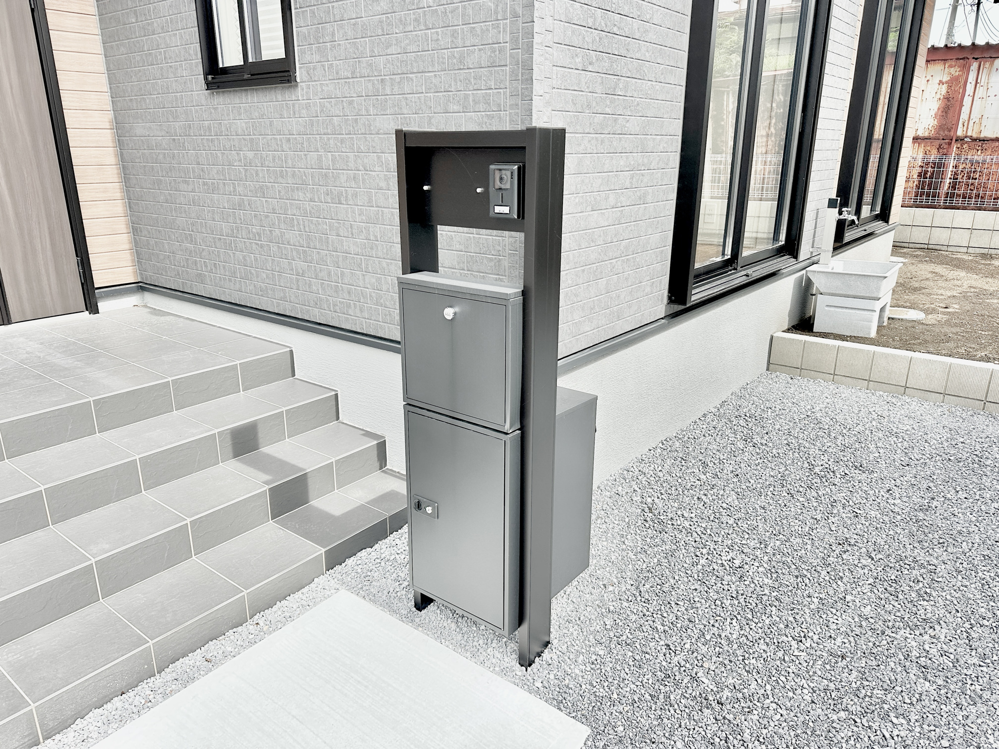 宇都宮市西川田南１丁目の新築一戸建|おしゃれな機能ポールにはポスト、インターフォン、表札設置可能です♪