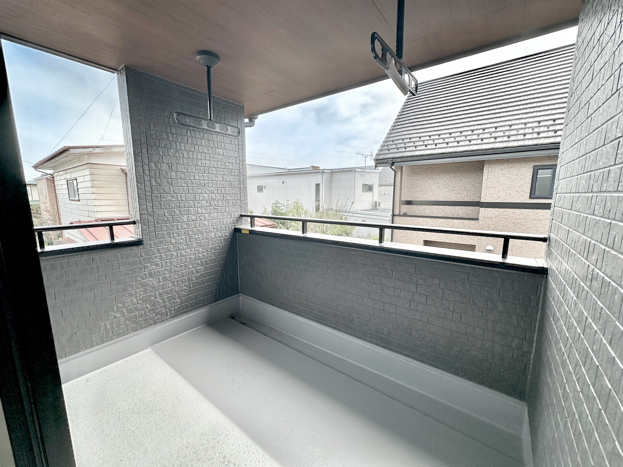 宇都宮市西川田南１丁目の新築一戸建のバルコニー|インナーバルコニーなので急な雨でも安心♪広々としたバルコニーで日々の洗濯物はもちろん、布団などの大物もたくさん干していただけます♪