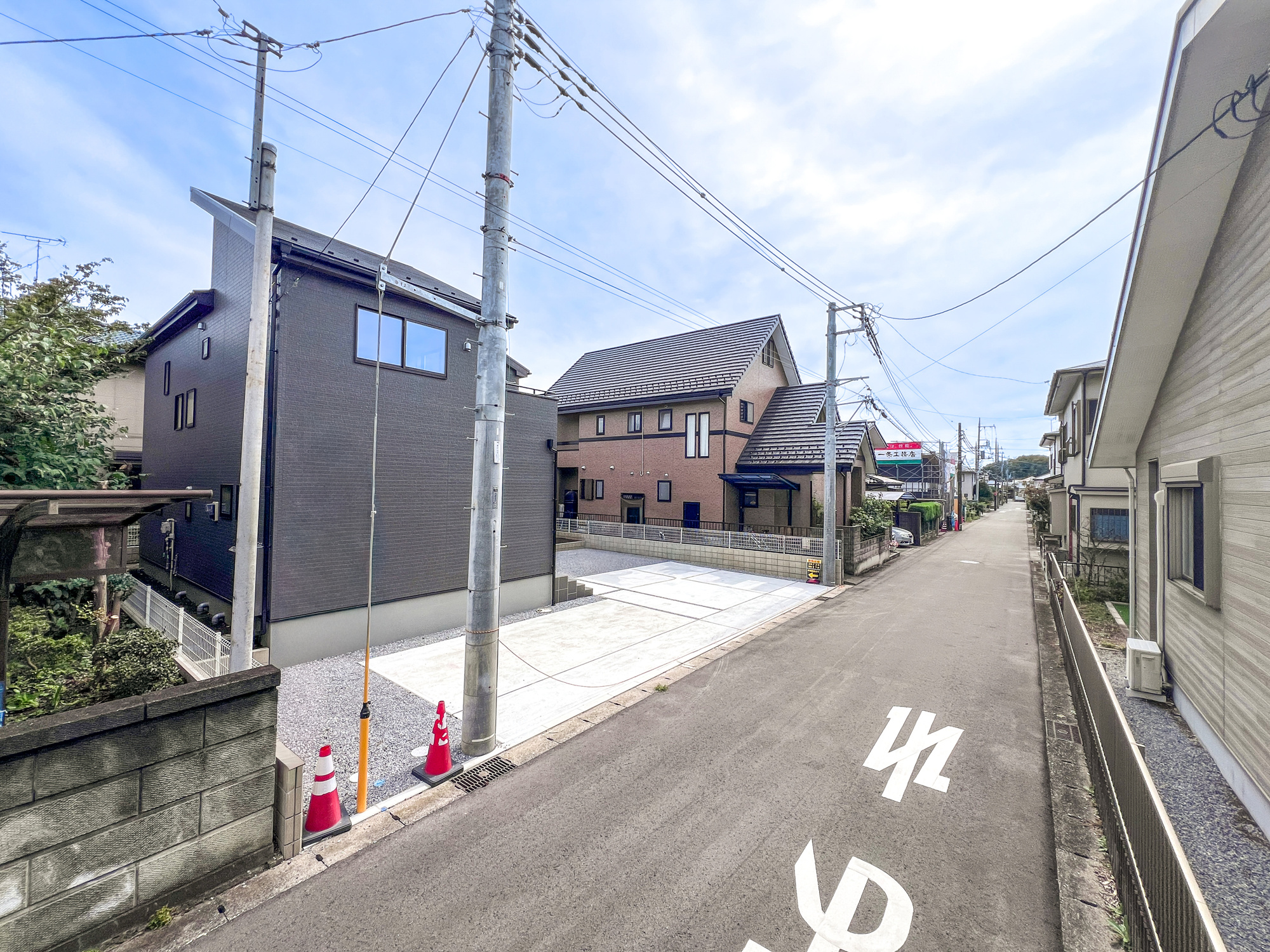 宇都宮市西川田南１丁目の新築一戸建の前面道路含む現地写真|閑静な住宅地で子育て家族にピッタリ。毎日のお散歩も快適な緑に恵まれたエリアで、自然に包まれた穏やかな暮らしを実現するための、ゆとりある住環境が整っています。

