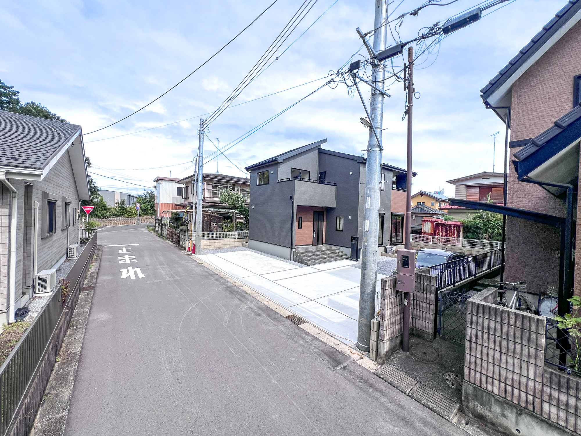 宇都宮市西川田南１丁目の新築一戸建の前面道路含む現地写真|低層の一戸建てを中心とした街並みが整然と続き、周辺は高い建物が建っていないので、採光や開放性に恵まれ、空が広く緑の多い閑静な趣を感じる環境です。

