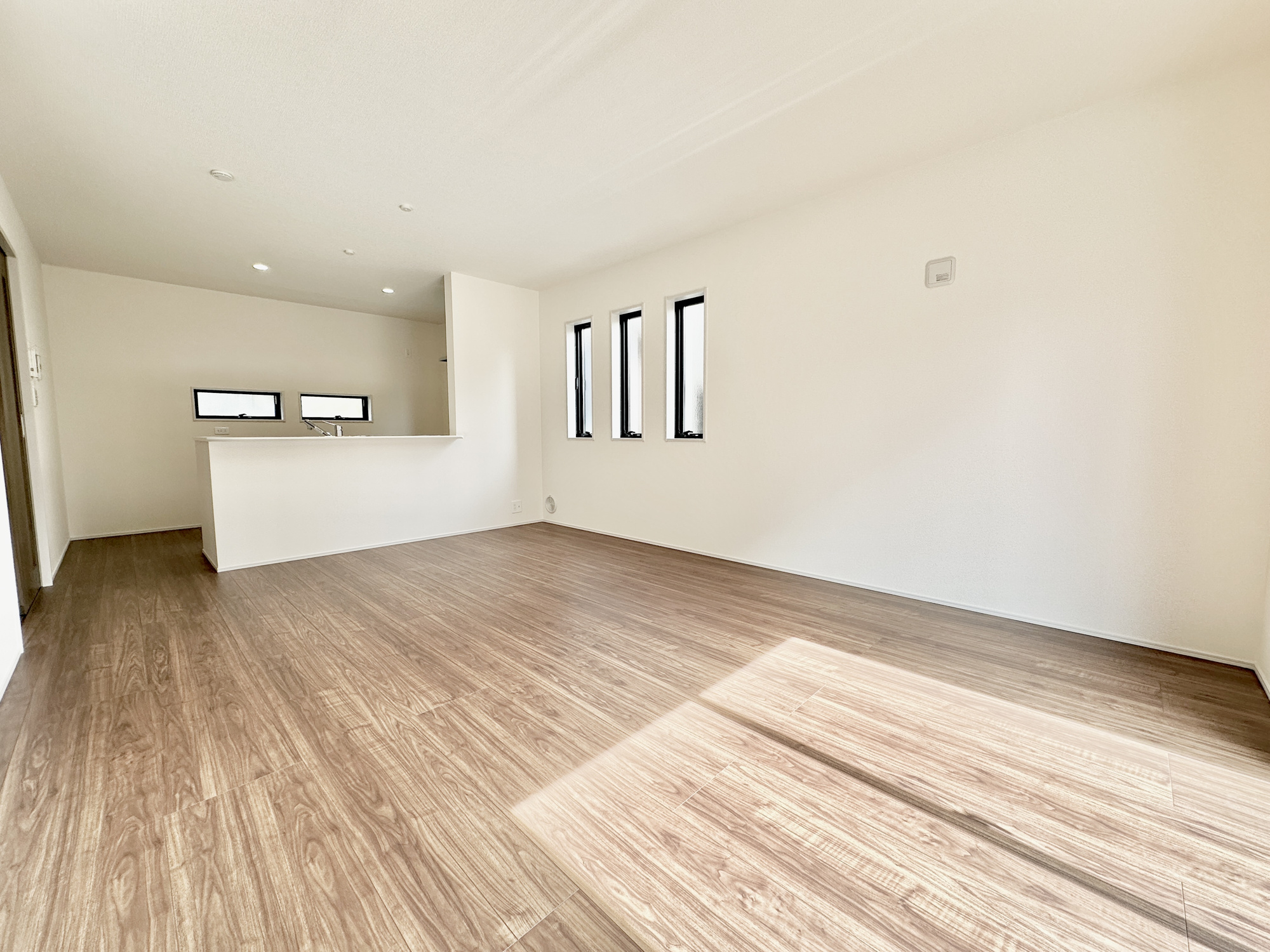 宇都宮市西川田南１丁目の新築一戸建の居間・リビング|室内にいても、たっぷりの陽光と爽やかな風を感じて頂ける、開放感あふれるリビングです。
ご家族と穏やかに過ごす、心地の良い時間が流れます。