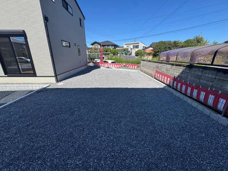 《1号棟　東側お庭》ペットを遊ばせたり、プールをしたりと趣味の時間を過ごせるお庭です。