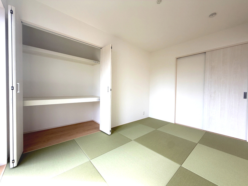 藤井上組（全12区画）1号棟 ：階段の壁面を利用して造り付けのコンパクトなカウンター（スタディコーナーや作業台）が設置されており、デッドスペースを有効に活用した機能的な設計になっています。   