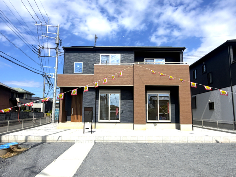 藤井上組（全12区画）1号棟：モダンでスタイリッシュな配色！2階のバルコニー部分や1階の窓まわりに凹凸（立体感）をもたせることで、単調にならない奥行きのあるデザインになっています。