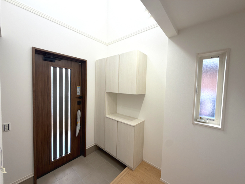 藤井上組（全12区画）1号棟 玄関：約60足分の靴が収納可能。ボックス内部は高さを自由に変更できる可動棚となっており、様々なサイズの靴やブーツが収納できます。