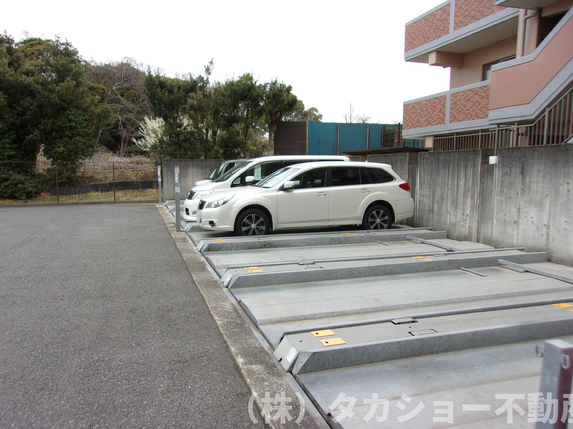 サンクレイドル八幡宿の駐車場